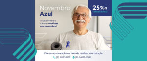 Novembro Azul - Banner com homem idoso que usa uma fita azul no peito e segura um tapete de yoga. Ele é branco e tem cabelos grisalhos. No banner, a informação de 25% de desconto para pessoas que citarem a promoção de novembro azul durante a cotação.